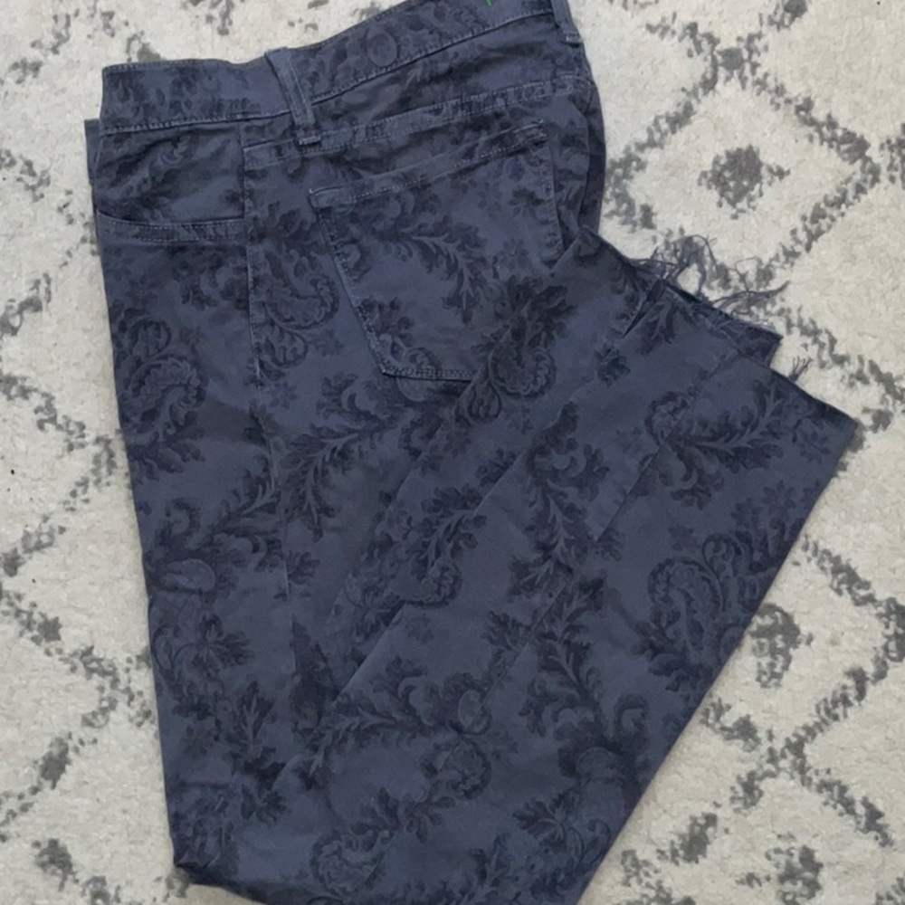 J Brand Mid Rise Capri Skinny Jean, PLM  Grey Print w/ cut off, frayed hem. 26